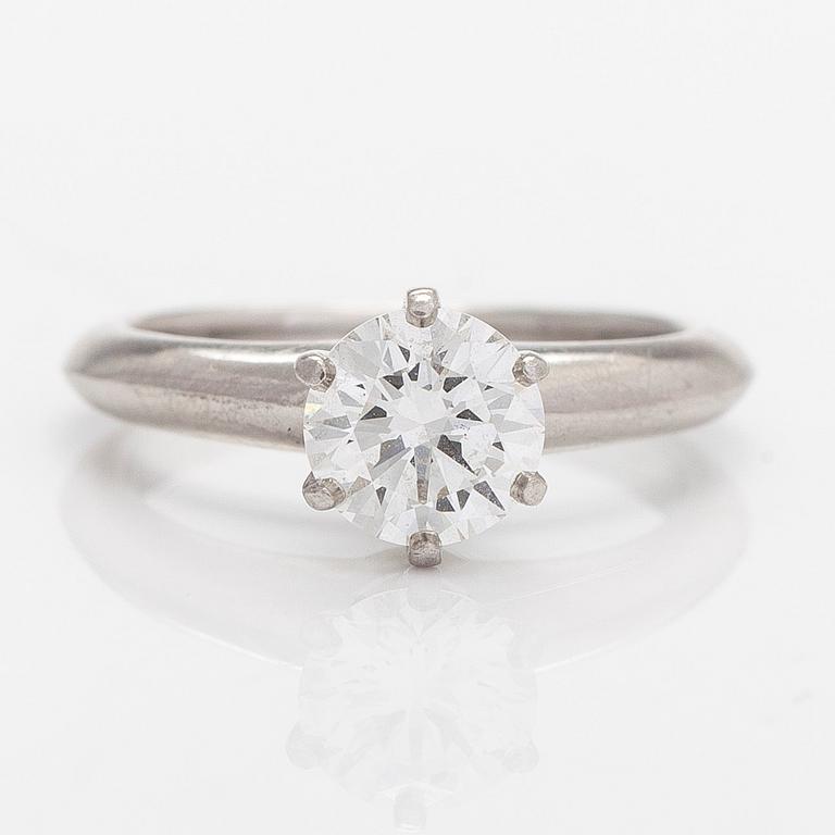Tiffany & Co, sormus, platinaa, briljanttihiottu timantti noin 0.90 ct kaiverruksen mukaan.