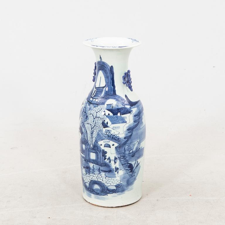 An early 1900s Chinese porcelain vase.