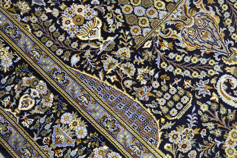 A Kashan rug, ca 206 x 143 cm.