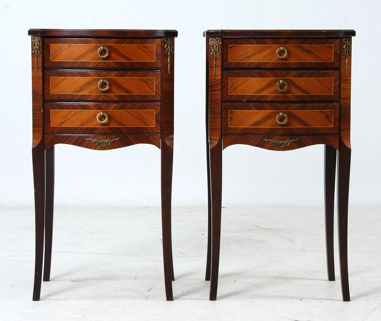 SÄNGBORD, ett par, Louis XVI-stil, 1900-tal.