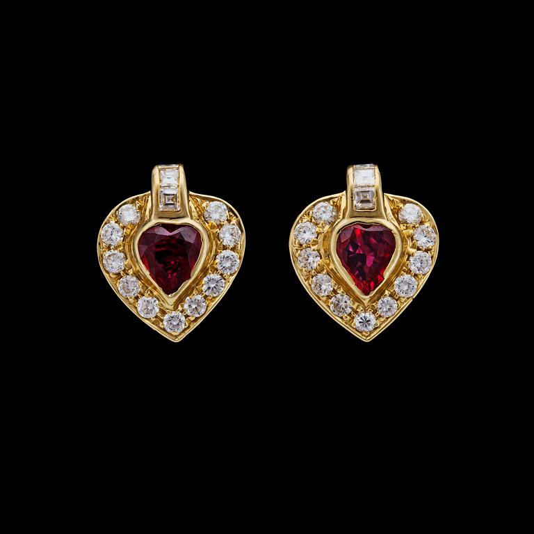A pair of heart cut ruby and carré- and brilliant cut diamond earrings, tot. app. 1.50cts.
