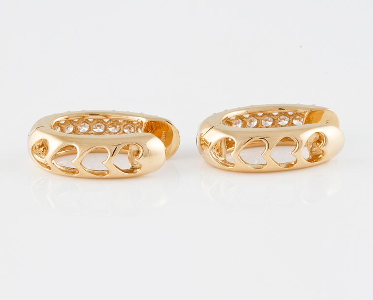 ÖRHÄNGEN, 18K guld med 56 briljantslipade diamanter 1.41 ct. Vikt 6,7 gram.