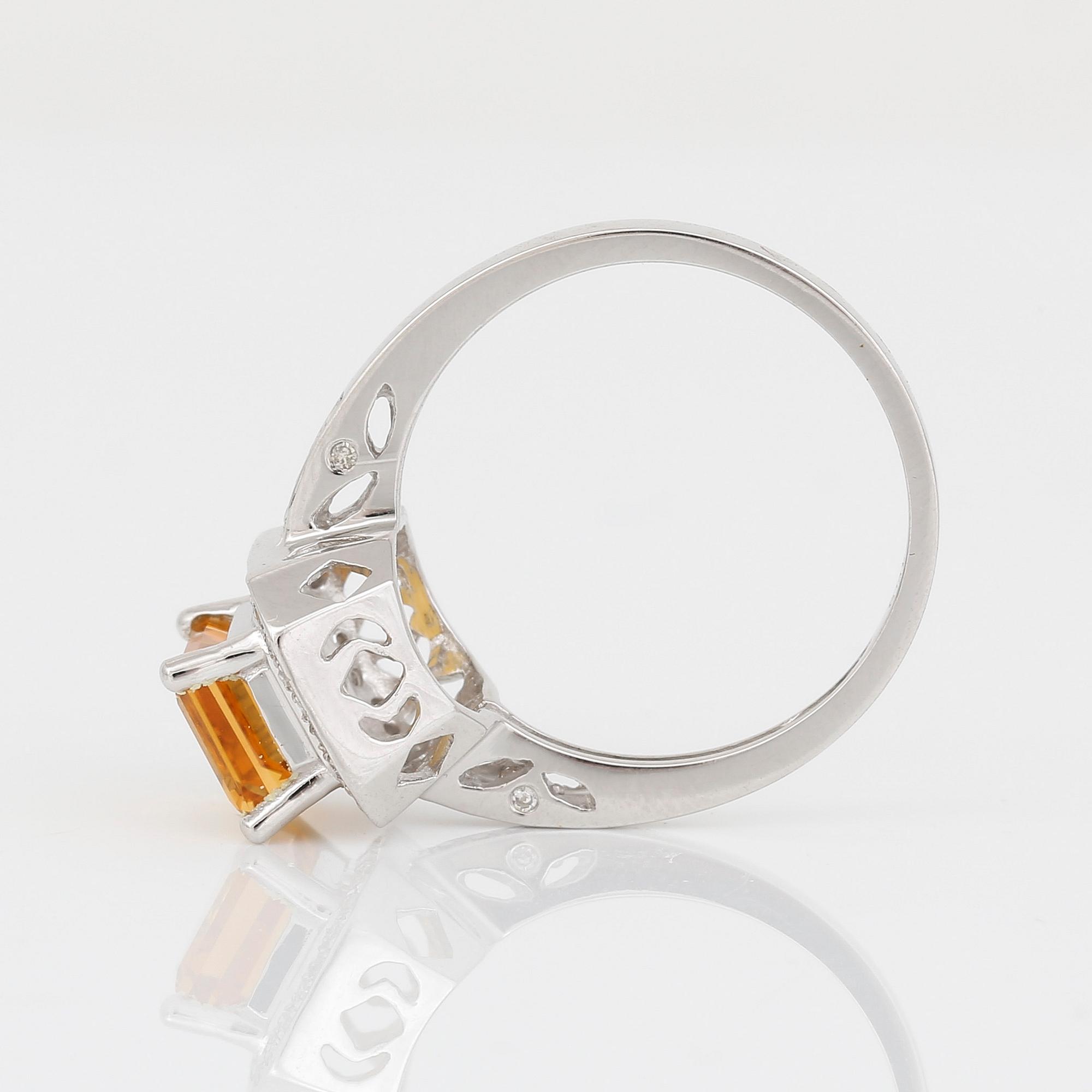 RING, 14K vitguld med trappslipad citrin, ca 1,64 ct, och åttkantslipade diamanter. Total vikt ca 3,59 g.