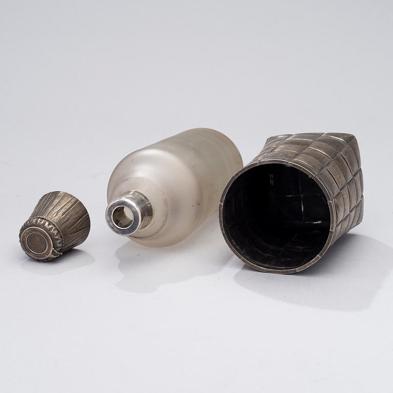 VODKAKARAFF, silver och glas, Vasili Ivanov, St:Petersburg 1896, silvervikt 312 g.