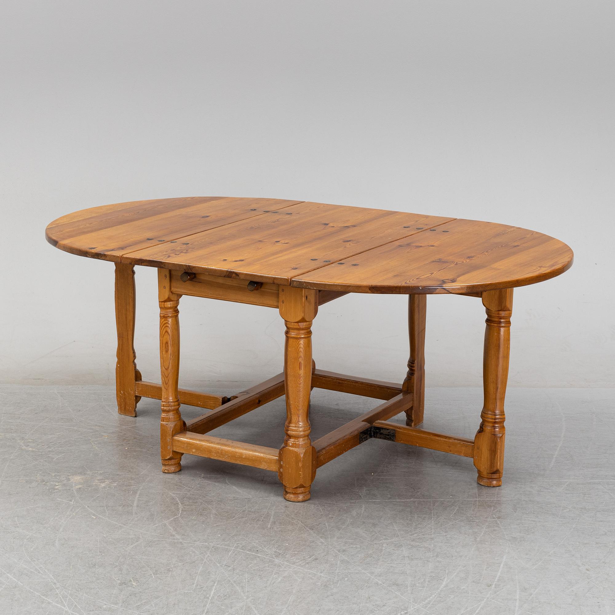 A baroque style gate-leg table, first half of the 20th century.