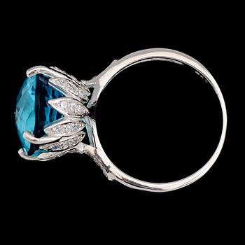 RING, vitguldsoläterat sterlingsilver, blå topas ca 8.65 ct, vita safirer tot ca 0.42 ct.