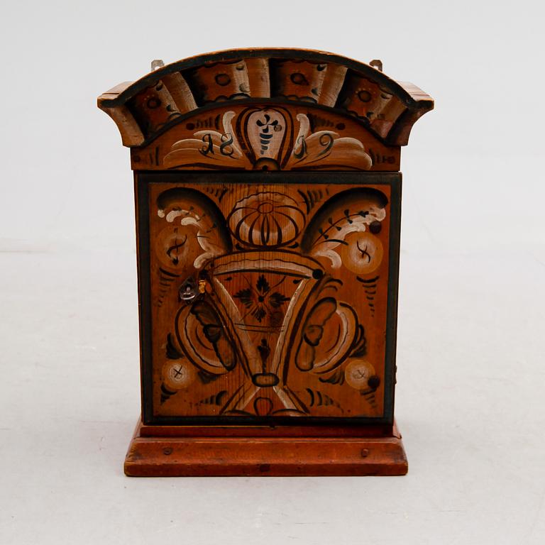 HÄNGSKÅP, allmoge, 1800-talets första hälft.