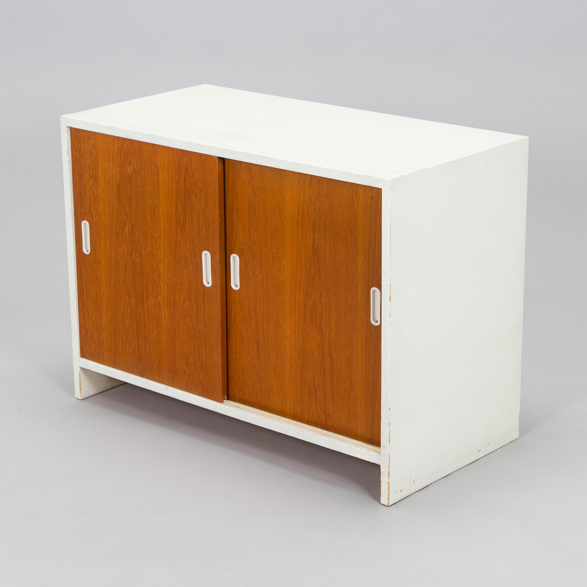 Aino Aalto, skåp, modell 217, O.Y. Huonekalu- ja Rakennustyötehdas A.B. 1900-talets mitt.