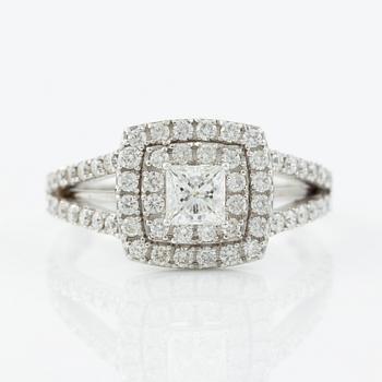 Ring 18K vitguld med prinsess- och briljantslipade diamanter.