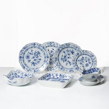 A 54-piece porcelain dinner service, 'Onion pattern/Zwiebelmuster', predominantly Meissenstadt, Tyskland.