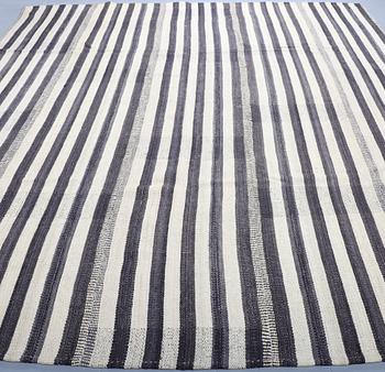 A FLATWEAVE RUG, 292 x 246 cm.