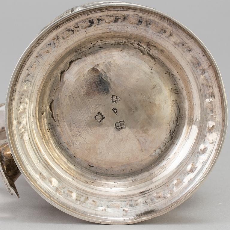 A silver drinking tankard London 1751. Weight ca 740 gram.