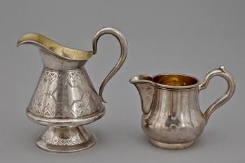 GRÄDDKANNOR, 2 st, silver, Johan Talén Helsingfors 1881. Guldsmed GAS St. Petersburg 1876, Ryssland. Vikt ca 219g.