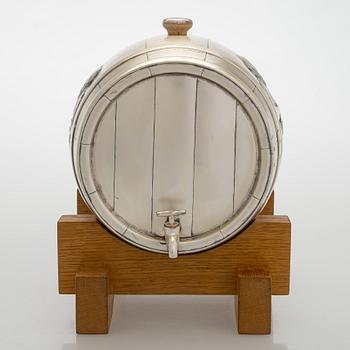 Tynnyri, hopeaa puujalustalla, Auran Kultaseppä, Turku 1969.