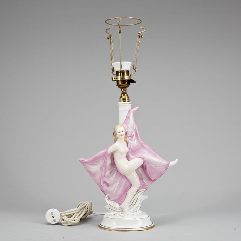 BORDSLAMPA. Porslin, 1900-talets första hälft/mitt.