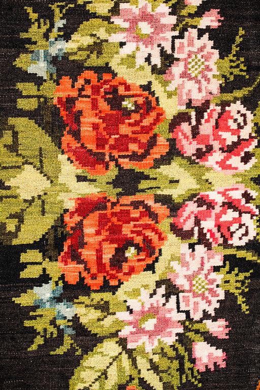 A so called rose kelim, 263 x 232 cm.