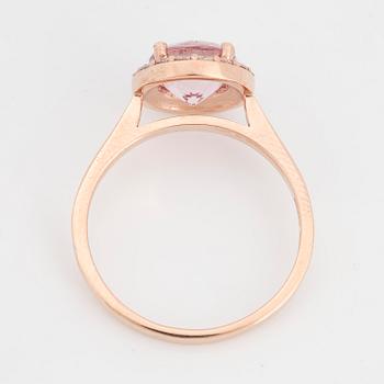 RING, med morganit och briljantslipade diamanter.