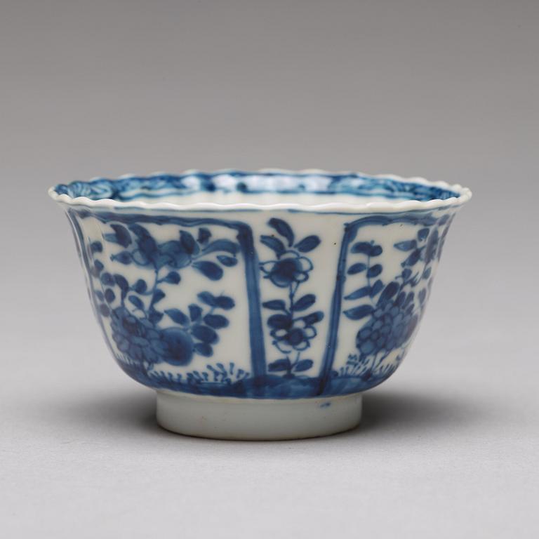 Seven matched blue and white cups with four dishes, Qing dynasty, Kangxi (1662-1722).