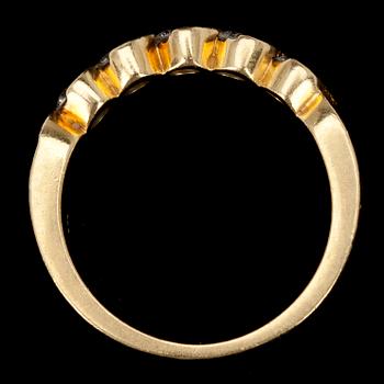 RING, guld 18K och 5 st briljantslipade diamanter, tot. 0,35 ct. Finska stämplar. Vikt 6 g.