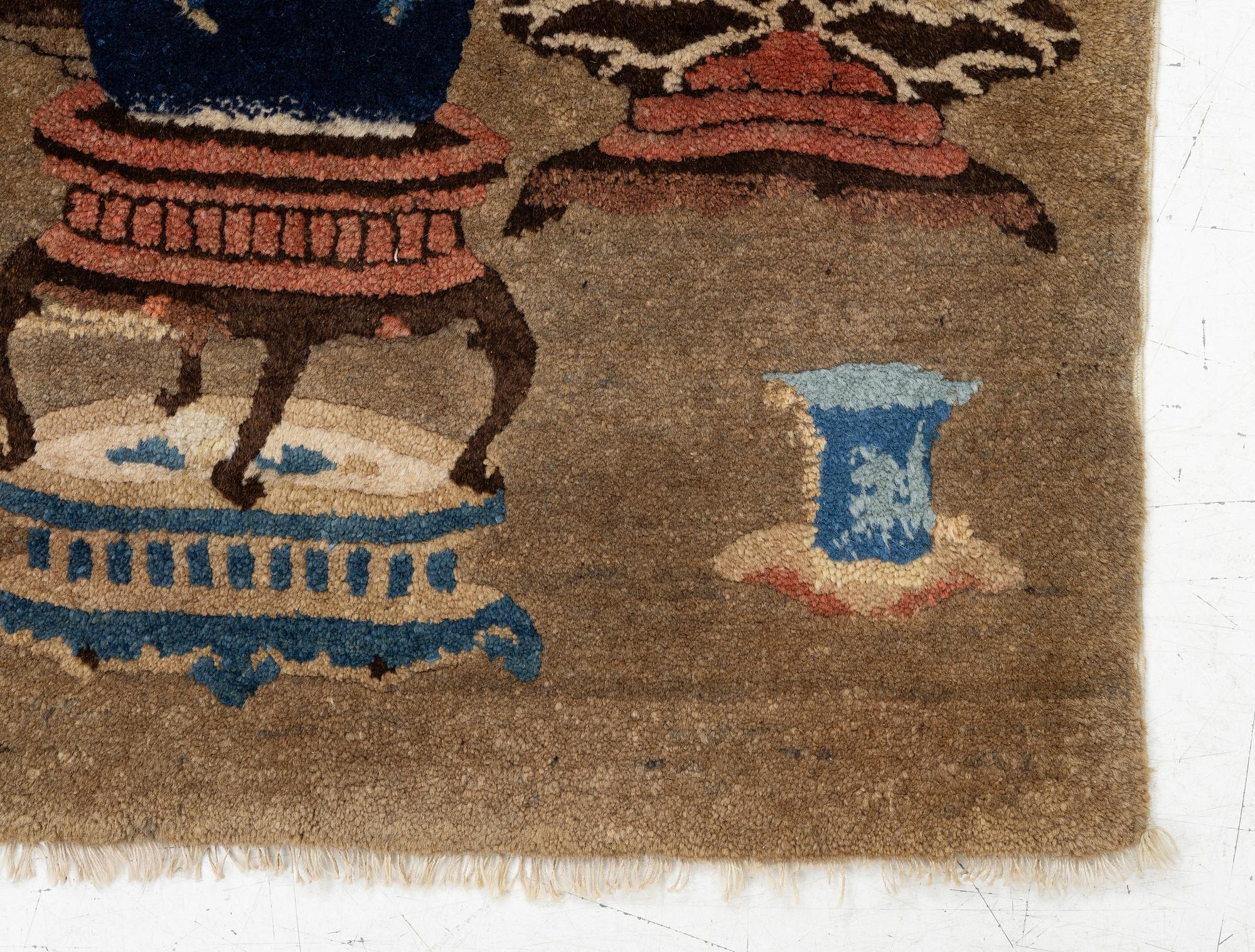 Matta, Kina, antik, ca 122 x 64 cm.