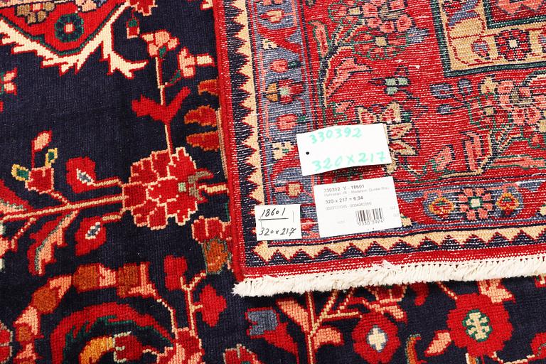 A Hamadan carpet, a. 320 x 217 cm.