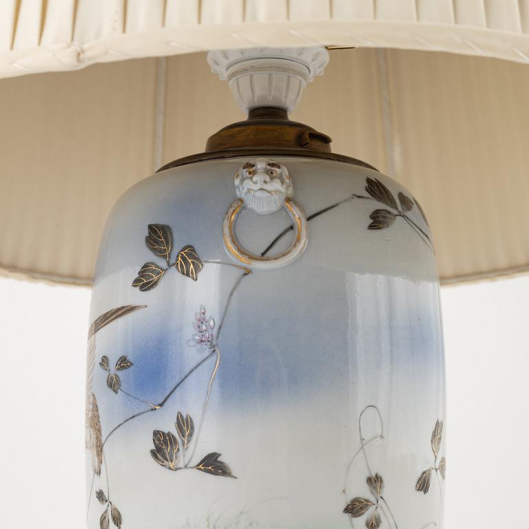 Bordslampa, porslin, Japan. 1900-tal.