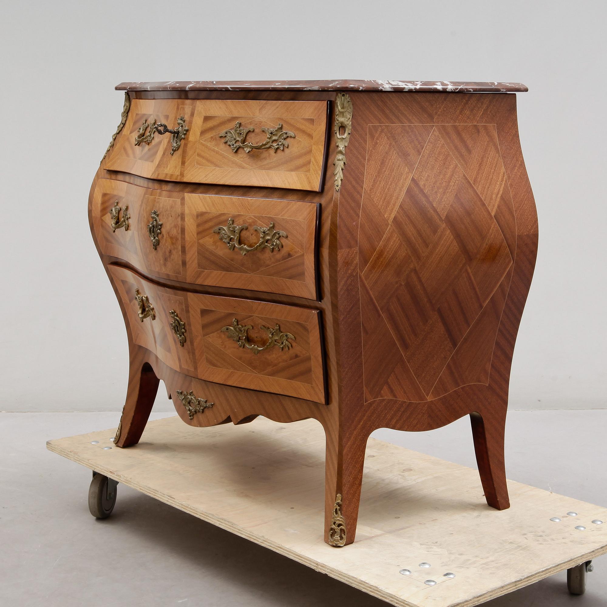 BYRÅ, rokokostil, omkring 1900-talets mitt.