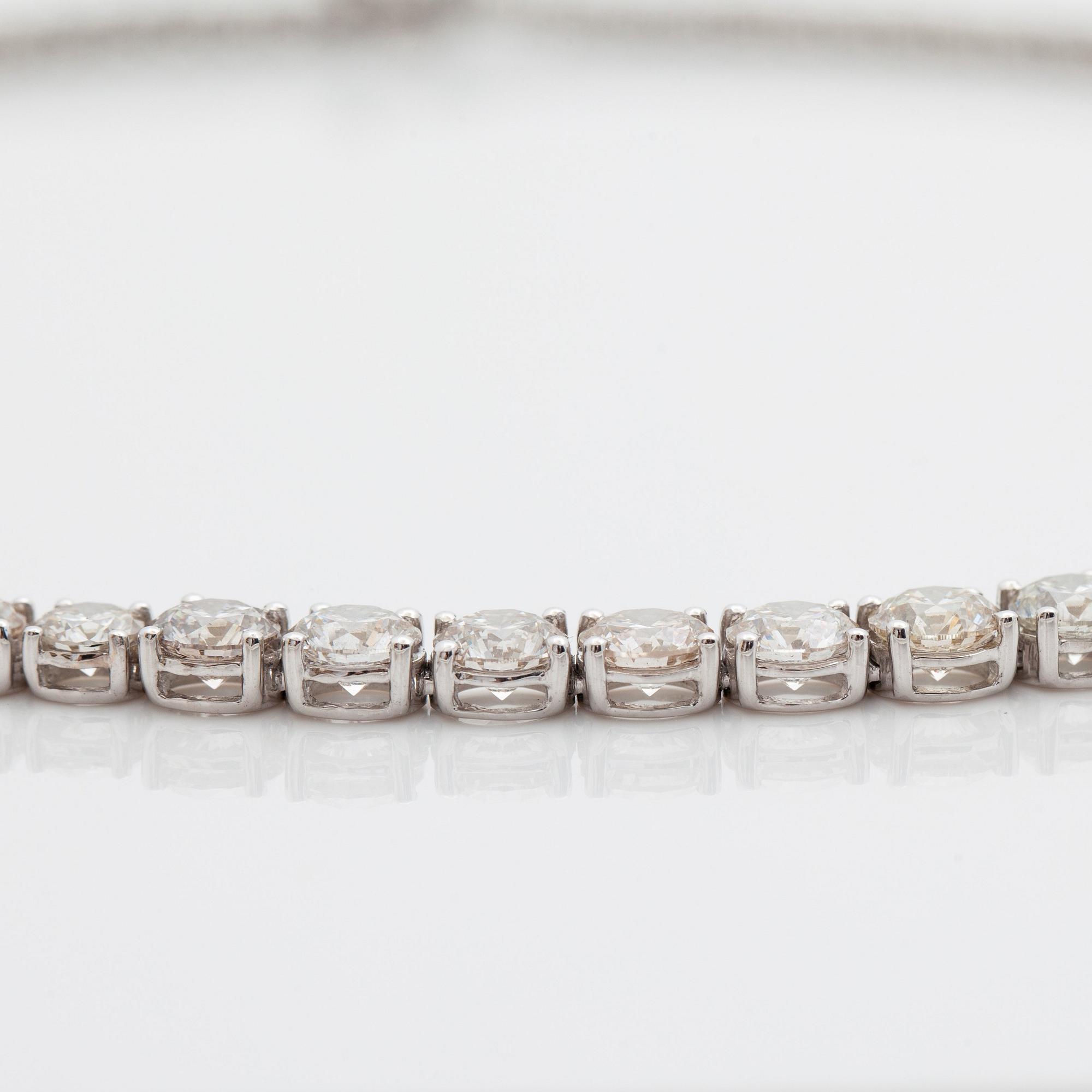 A line necklace with 104 brilliant cut diamonds total carat weight circa 25.44 cts. Quality circa G-H/VS-SI.