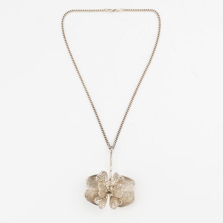 A Theresia Hvorslev pendant in sterling silver with a silver chain.