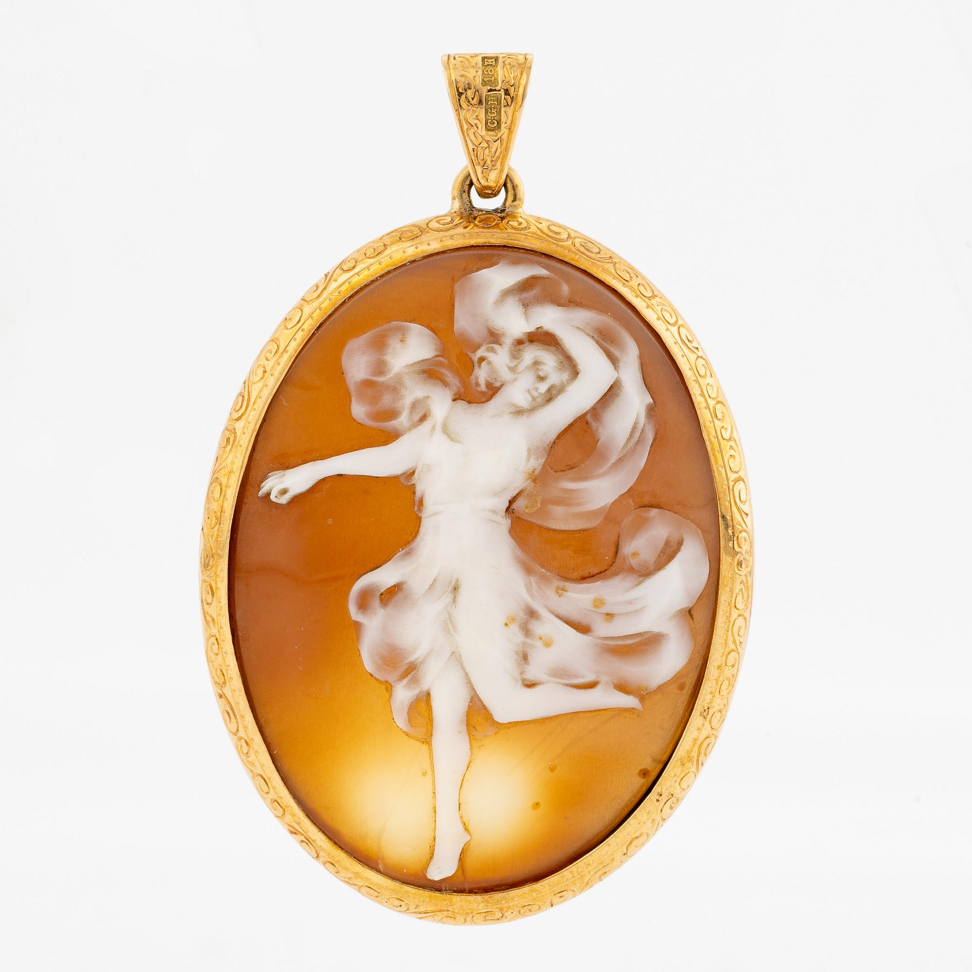 Pendant in 18K gold with a cameo of agate.