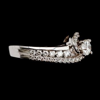 RING, 14 k vitguld, briljantslipade diamanter, total ca 1.0 ct.