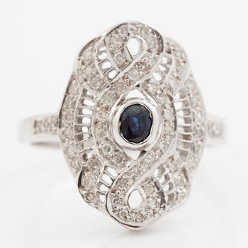 Ring, 18K vitguld med safir och små diamanter, genombruten dekor.