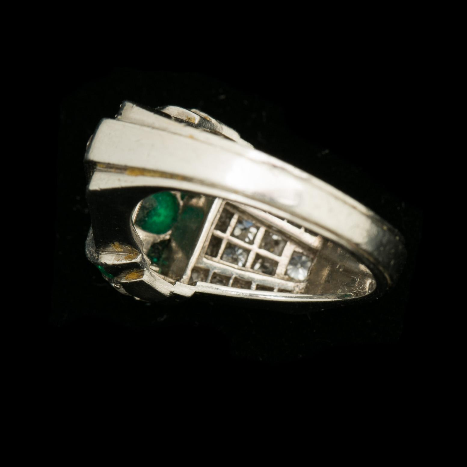 RING, 18k guld med cabochonslipad smaragd samt gammalslipade diamanter ca 0,50 ct. Vikt ca 10 g.