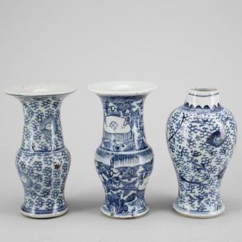 VASER, 2 st, och URNA, porslin, Kina, 1800-tal.