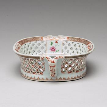 A large famille rose chesnut basket, Qing dynasty, Qianlong (1736-95).