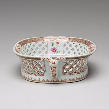 A large famille rose chesnut basket, Qing dynasty, Qianlong (1736-95).