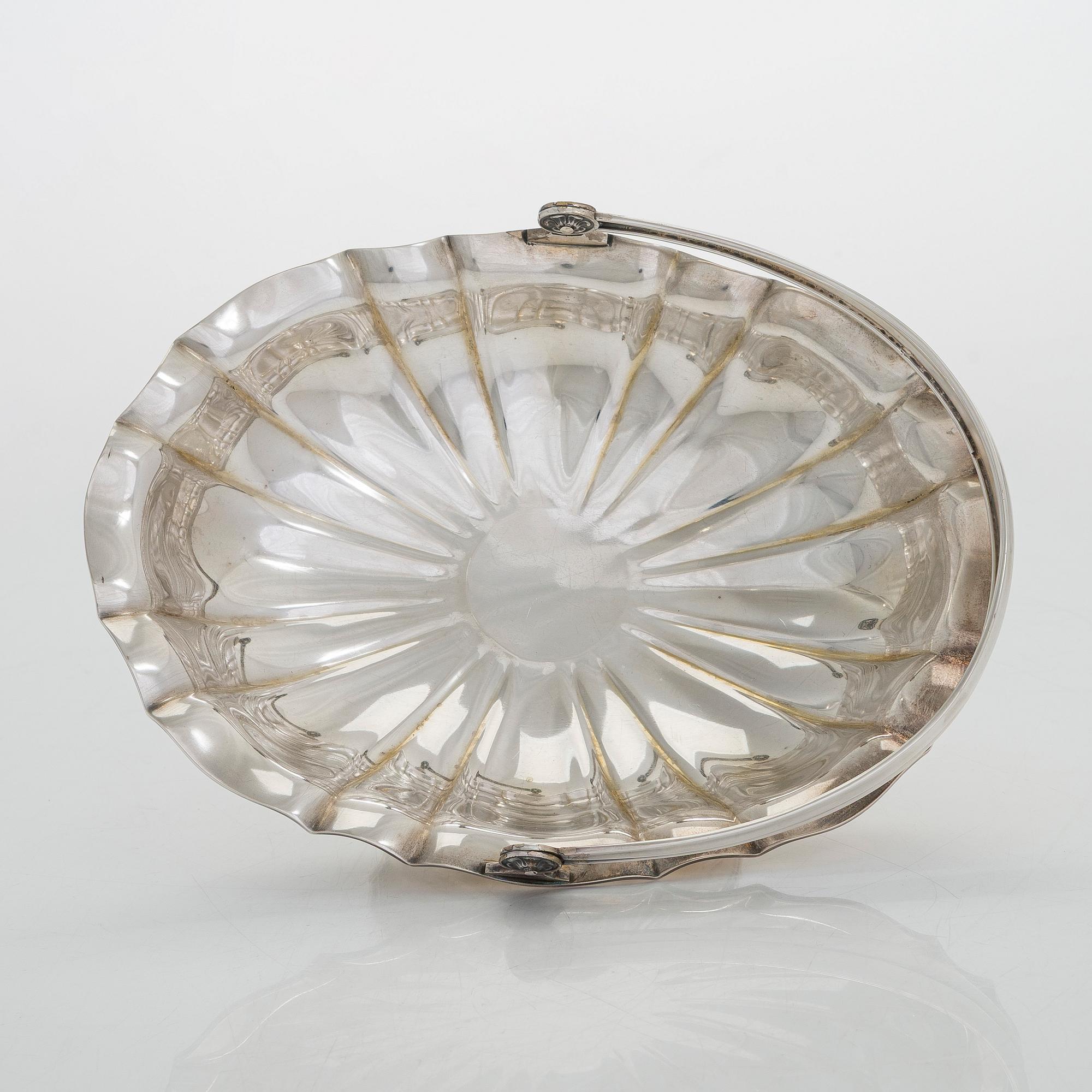 A set of six footed silver bowls, and a 
sweetmeat basket, Kultakeskus, Hämeenlinna 1943 and 1956.