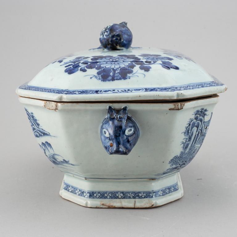A blue and white tureen with cover, Qing dynasty, Qianlong (1736-95).