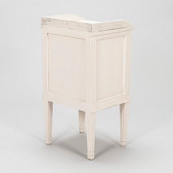 Nattduksbord/sängbord, gustaviansk stil, omkring 1900.