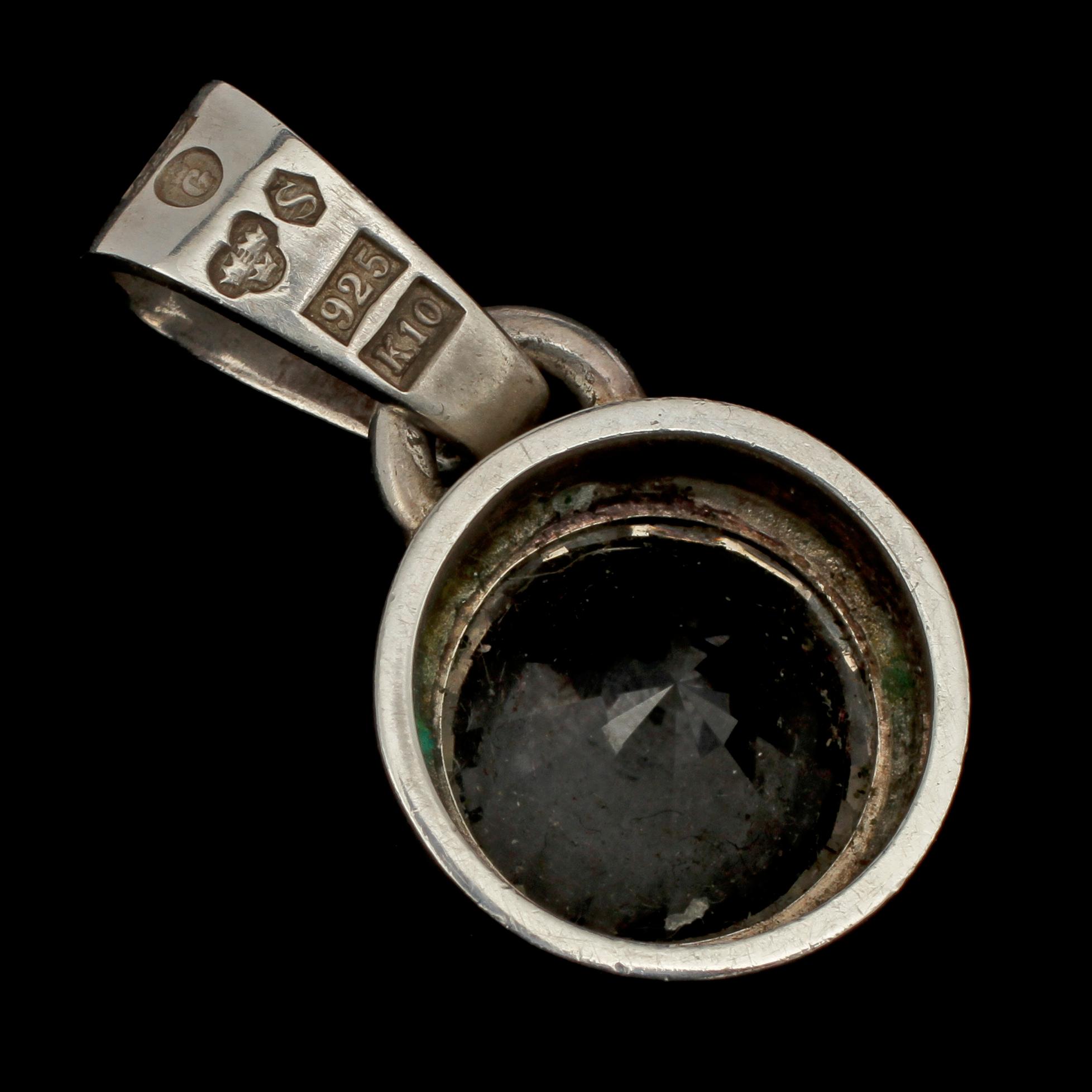 HALSLÄNK MED HÄNGE, sterlingsilver med fasettslipad bergkristall, Anders Högberg, Göteborg, 1984. Vikt 36 g.