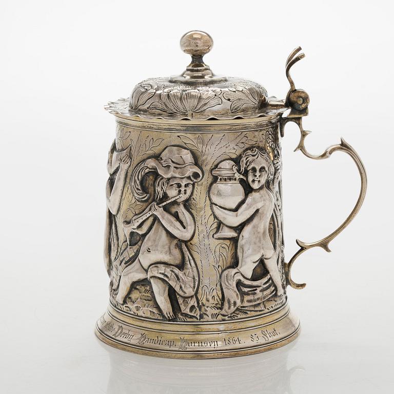 A sterling silver tankard, maker's mark of John Langlands I och John Goodrick, Newcastle, 1755/56.