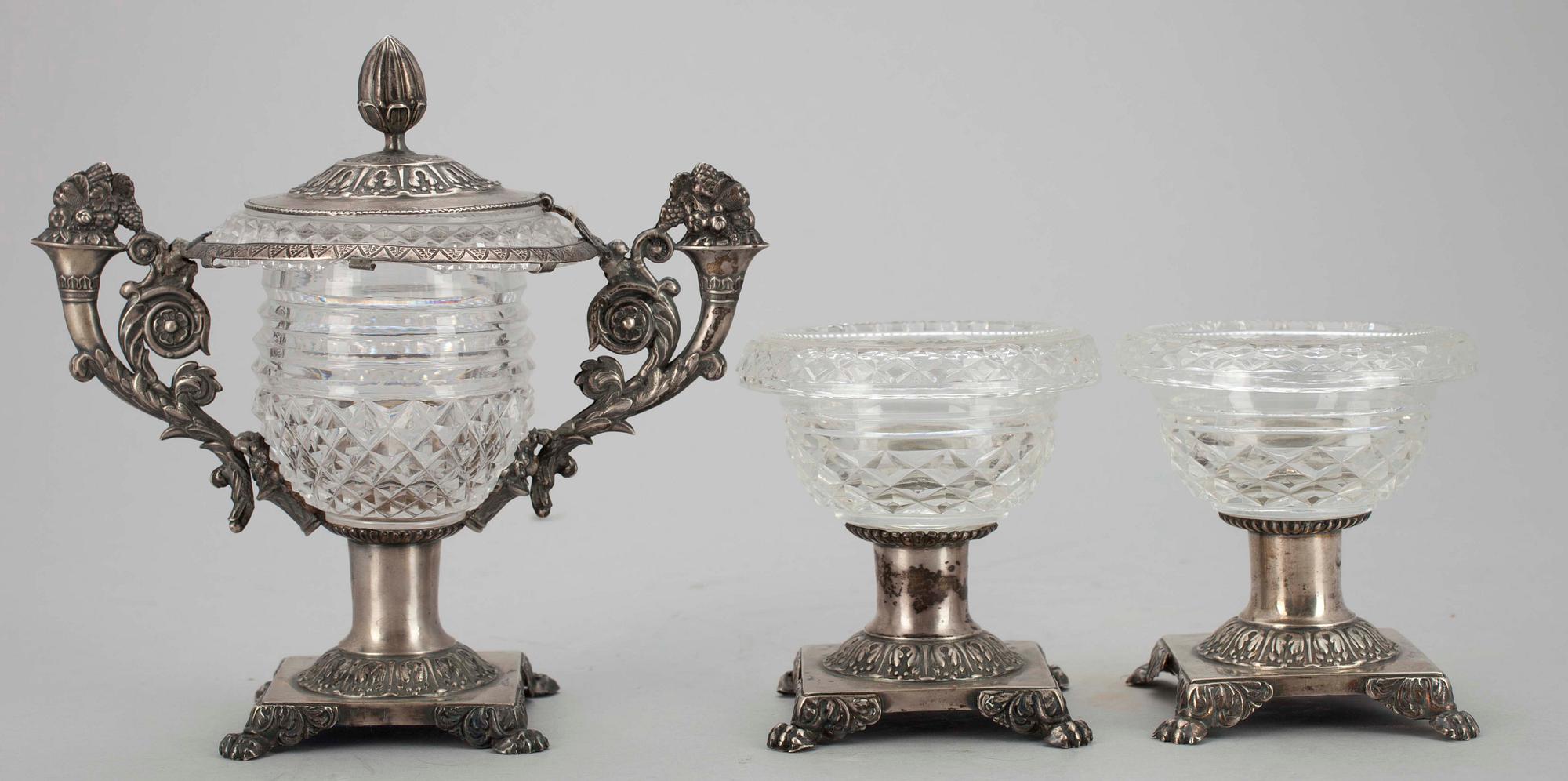 SENAPSSKÅL SAMT ett par SALTKAR, silver, glas, senempire, troligen Frankrike, 1800-talets första hälft.