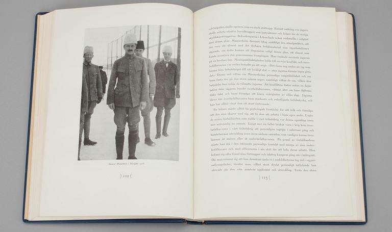 FOTOGRAFI, C.G. Mannerheim och BOK, "Mannerheim", numrerad upplaga, nr 1633, Förlagsaktiebolaget Kivi, Helsingfors 1937.