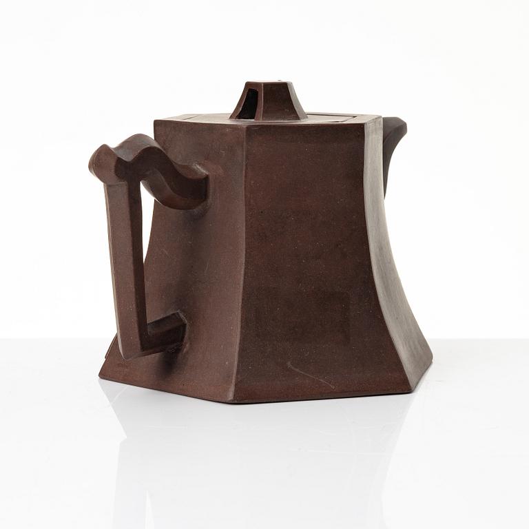 A hexagonal yixing teapot, late Qing dynasty / early 1900s.