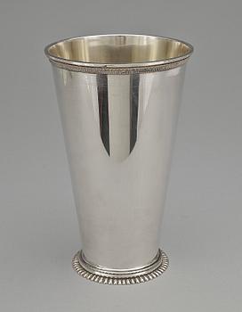 BÄGARE, silver CG Hallberg, Stockholm 1949. totalvikt 548 gr.