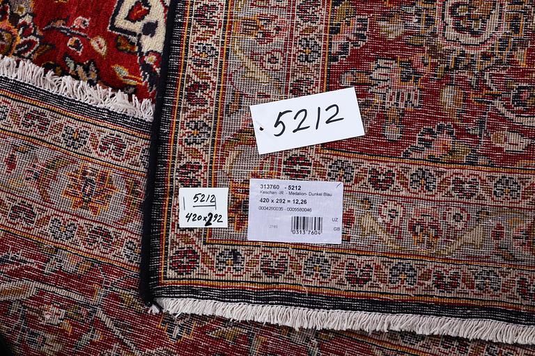 A carpet, Kashan, ca 420 x 292 cm.