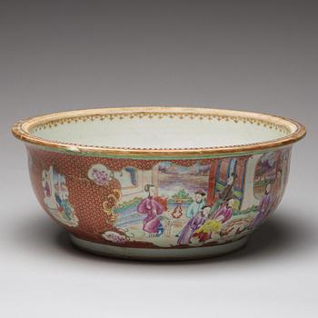 A large famille rose bowl, Qing dynasty, Qianlong (1736-95).