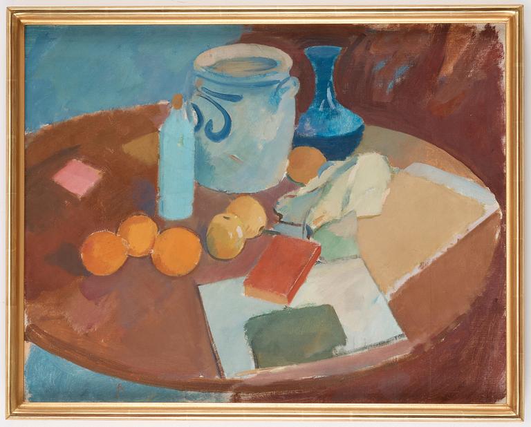 Karl Isakson, Nature morte med grå krukor, apelsiner, citroner och röd bok.