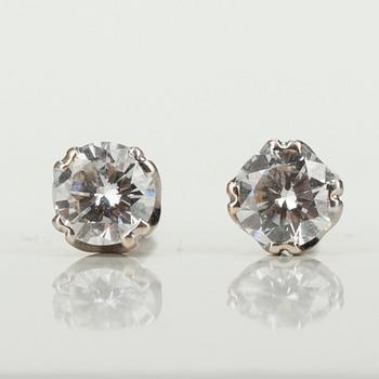 ÖRHÄNGEN, 18K vitguld, briljantslipade diamanter tot. 0,40 ct. Vikt 1,2 g.