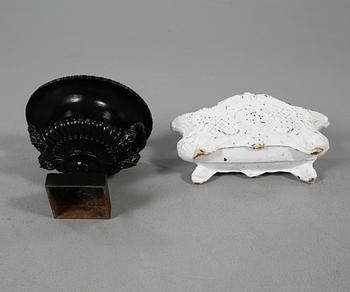TRÄDGÅRDSURNOR, 2 st, 1900-talets senare del.